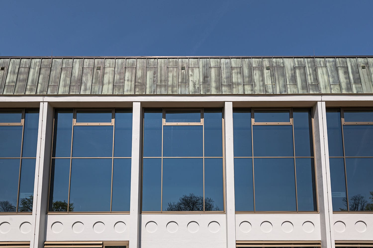 Plärrerbad Augsburg mit neuer Pfosten-Riegel-Fassade mit Sonnenschutzglas