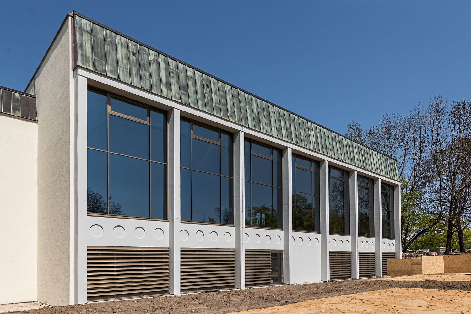 Plärrerbad Augsburg mit neuer P-R-Fassade mit Sonnenschutzglas, feststehenden ABL-Lamellen