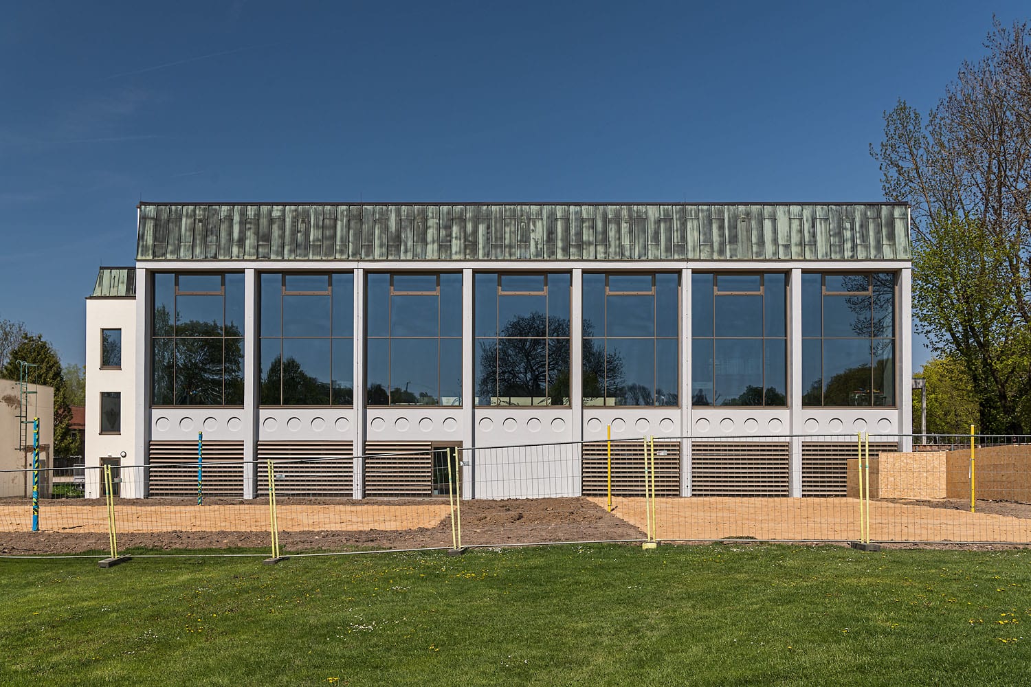 Plärrerbad Augsburg mit neuer Pfosten-Riegel-Fassade mit Sonnenschutzglas, feststehenden ABL-Lamellen, Fenster, Rauch- und Brandschutztüren