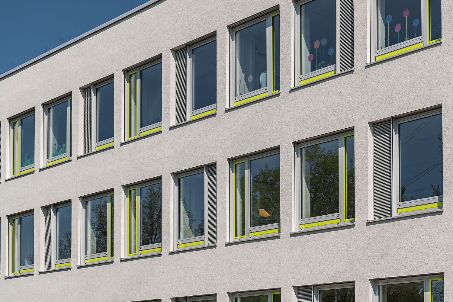 Eichenwaldschule, Sonnengeschützte Fensterfront