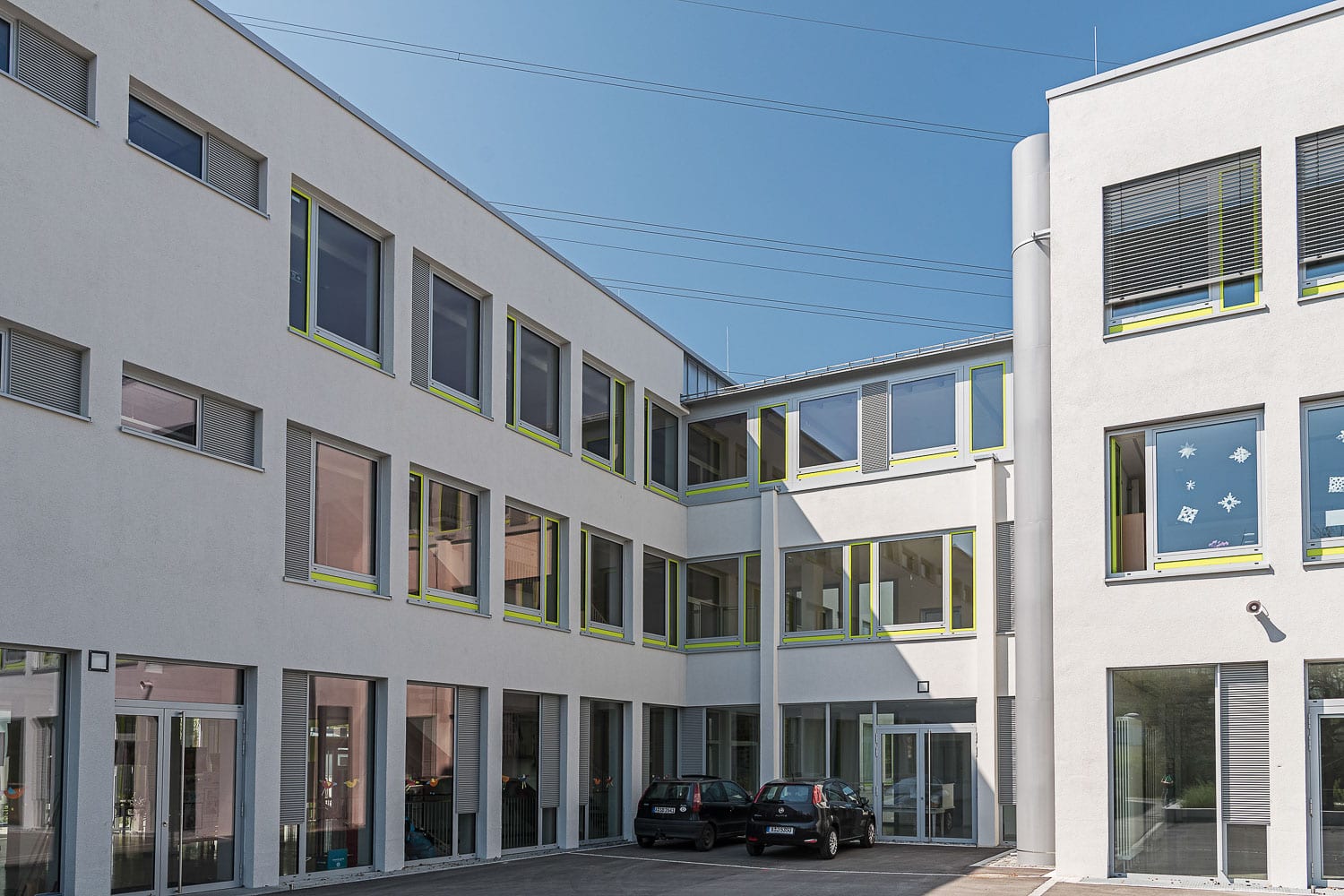 Eichenwaldschule, vierstöckiges Gebäude mit moderner Verglasung und Isolierung von glas seele