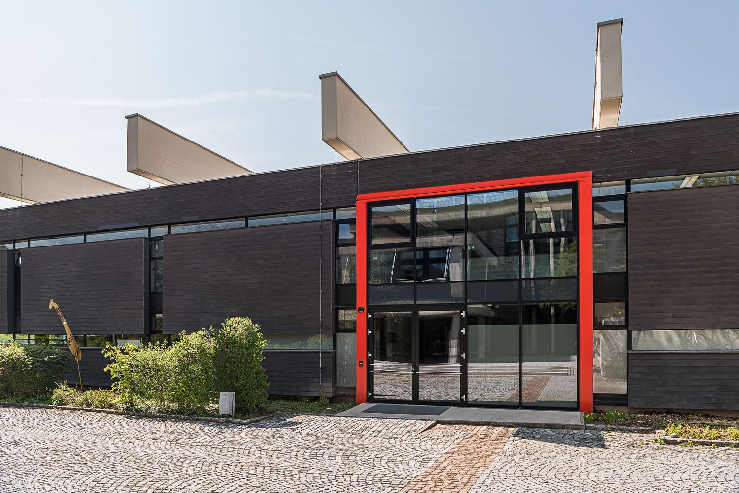 Gymnasium Friedberg, Eingang mit Rauch- und Brandschutztüren