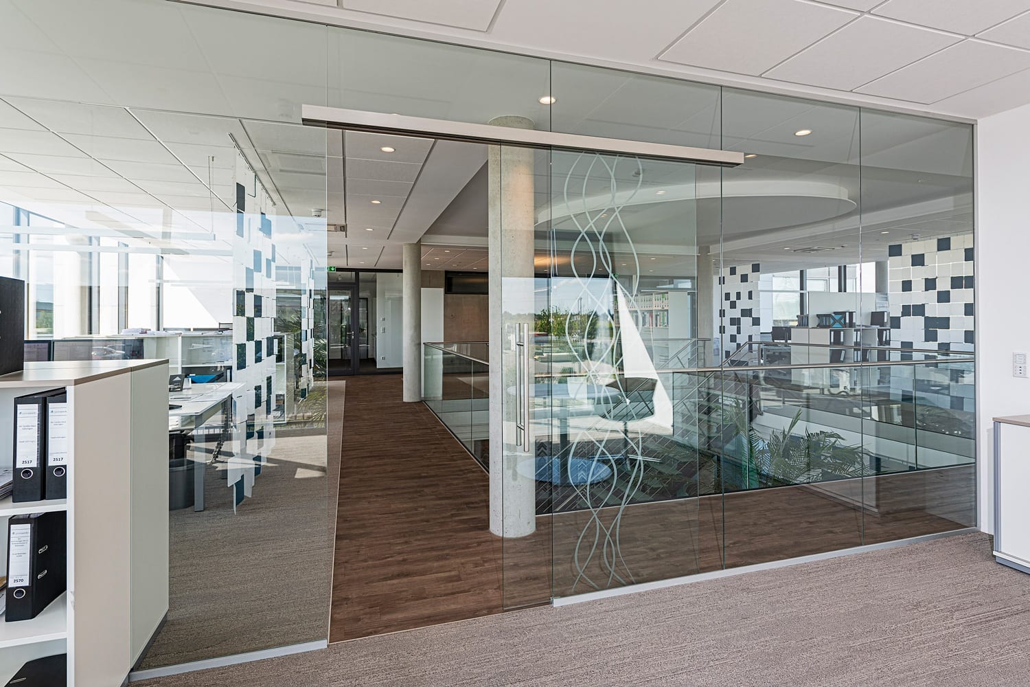 vollverglaster Büroraum, Glas-Trennwände und Schiebetüren von glas seele