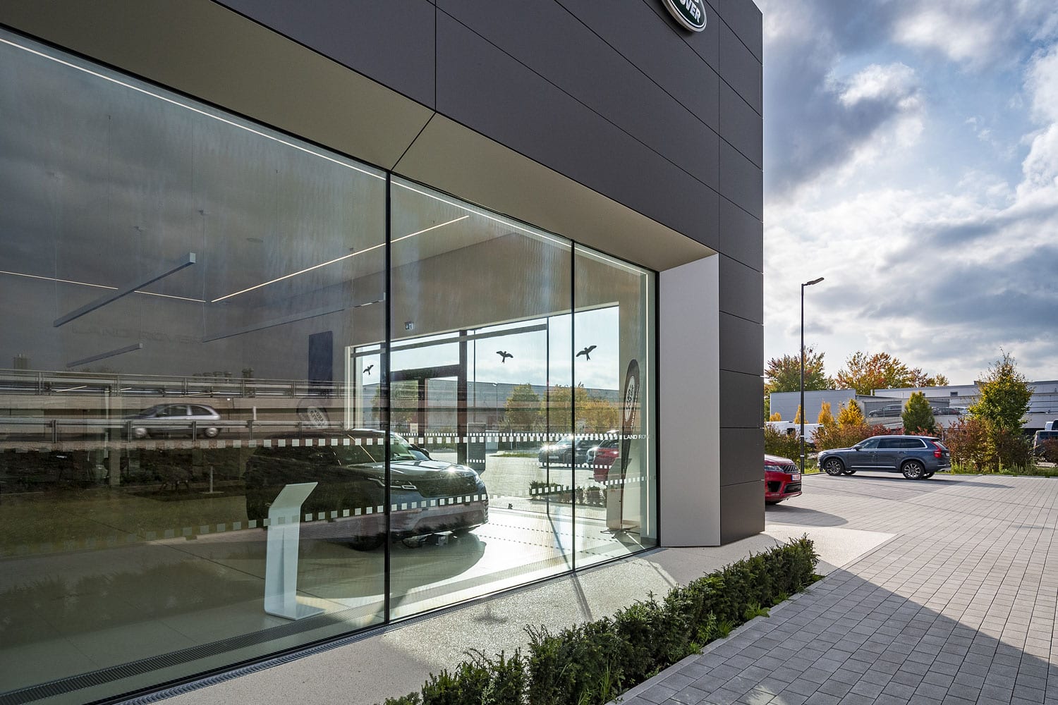 glas seele Referenz: Autohaus Frey, Glasfassade mit Structural-Glazing