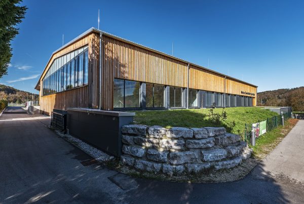 glas seele Referenz Turnhalle Siegsdorf, Außenansicht Pfosten-Riegel-Fassade